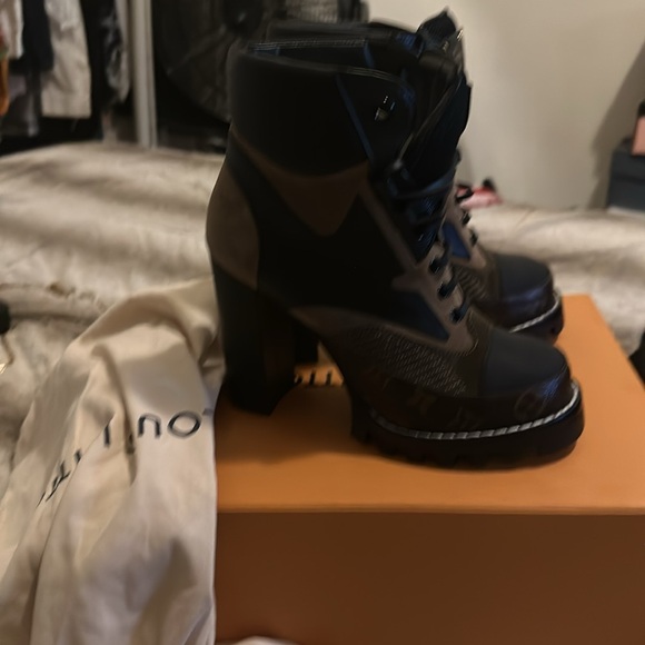 LOUIS VUITTON 
Suede Calfskin Monogram Star Trail Ankle Boots 40 Khaki - Picture 8 of 12